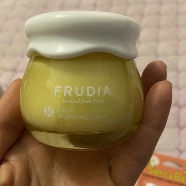 كريم التفتيح الحمضي من Frudia