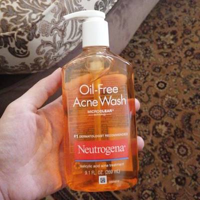غسول حب الشباب من Neutrogena