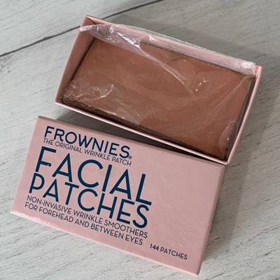 لصقات للوجه من Frownies