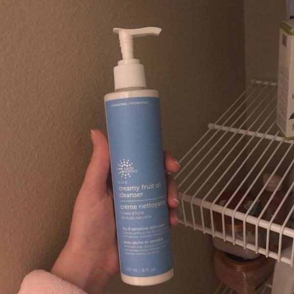 منظف زيت الفواكه للبشرة الجافة من Earth Science